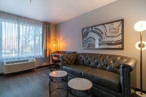 Suite familiar, varias camas | Sala de estar | Televisión de pantalla plana y reproductor de DVD 