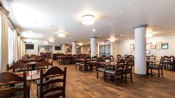 Desayuno con opciones de la cocina local incluido todos los días