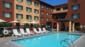 Outdoor pool, pool loungers