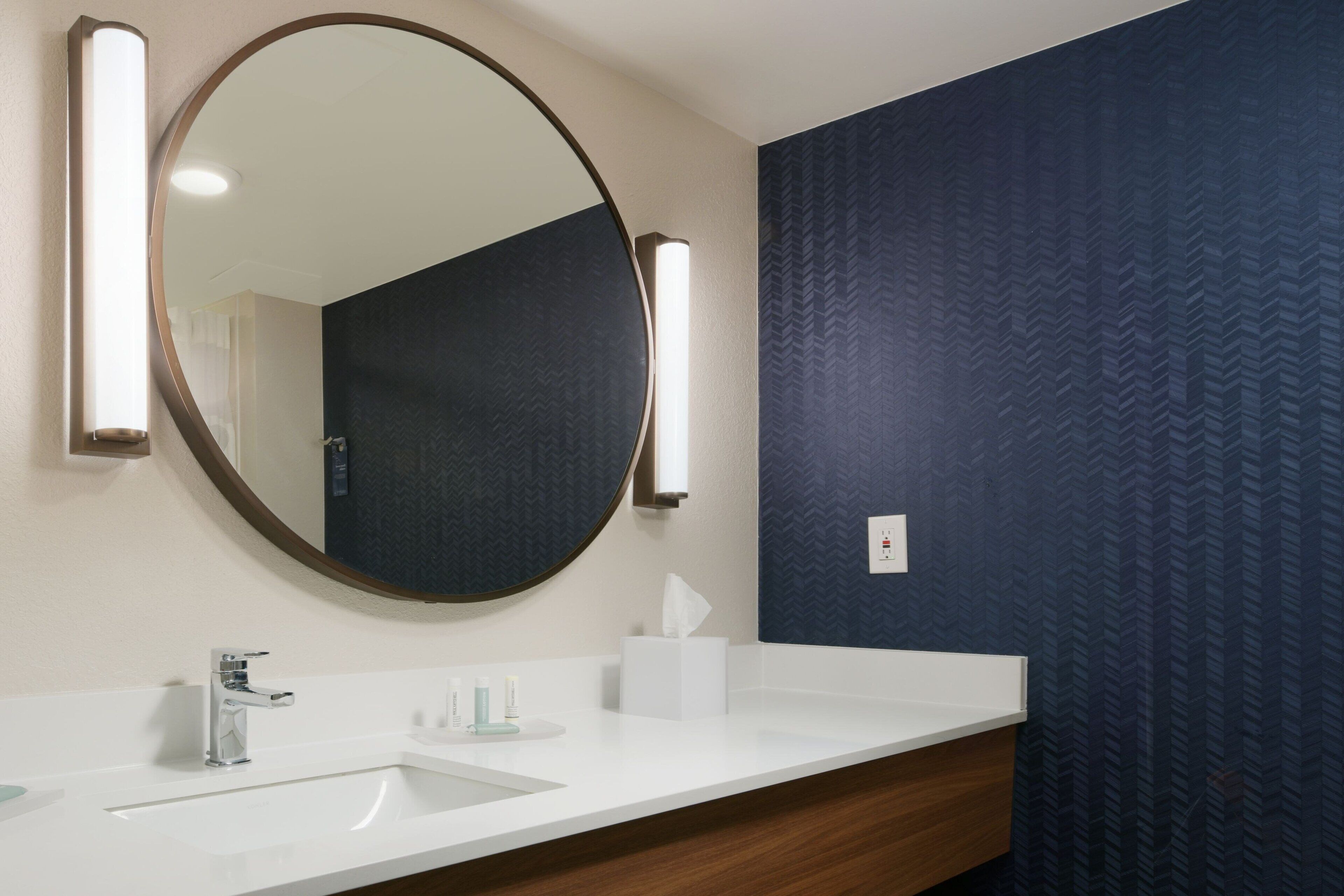 combined shower/bathtub, hair dryer, towels