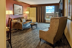 Suite, 1 King-Bett, Flussblick | Wohnbereich | 32-Zoll-LCD-Fernseher mit Premium-TV-Sendern, Fernseher, DVD-Player