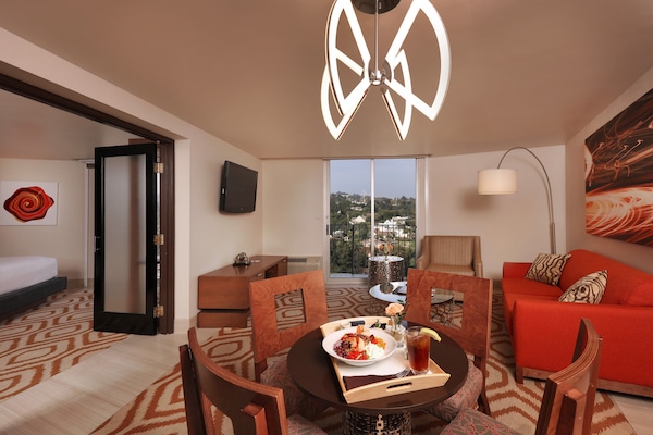 Suite, 1 Bedroom, City View | Peralatan tempat tidur premium, tilam berlapik, peti besi dalam bilik