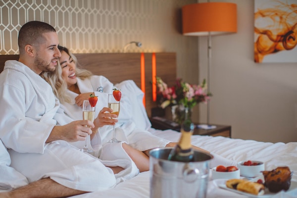 Standard Room, 1 Katil Raja (King), City View (No Resort Fee) | Peralatan tempat tidur premium, tilam berlapik, peti besi dalam bilik