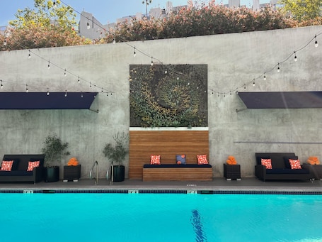 Outdoor pool, sun loungers. Hotel Angeleno
