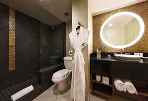 Amenidades de baño de diseñador, secadora de cabello, toallas, jabón 