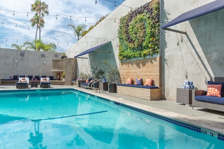 Outdoor pool, sun loungers. Hotel Angeleno