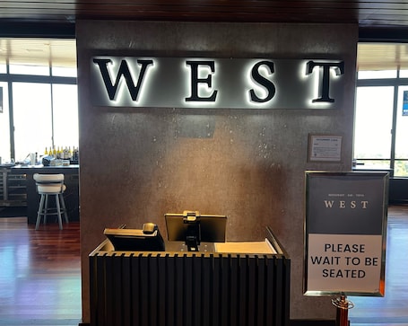 Breakfast and dinner served, ocean views . Hotel Angeleno