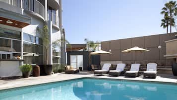 室外游泳池,提供日光浴躺椅