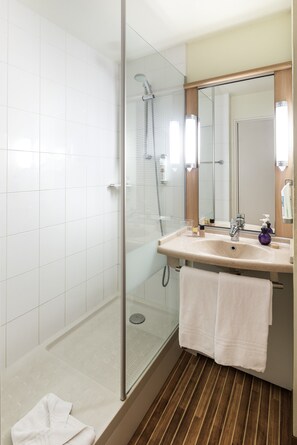 Room, Multiple Beds | Bathroom | Shower, eco-friendly toiletries, hair dryer, towels - ibis Rennes Cesson (Cesson-Sevigne)