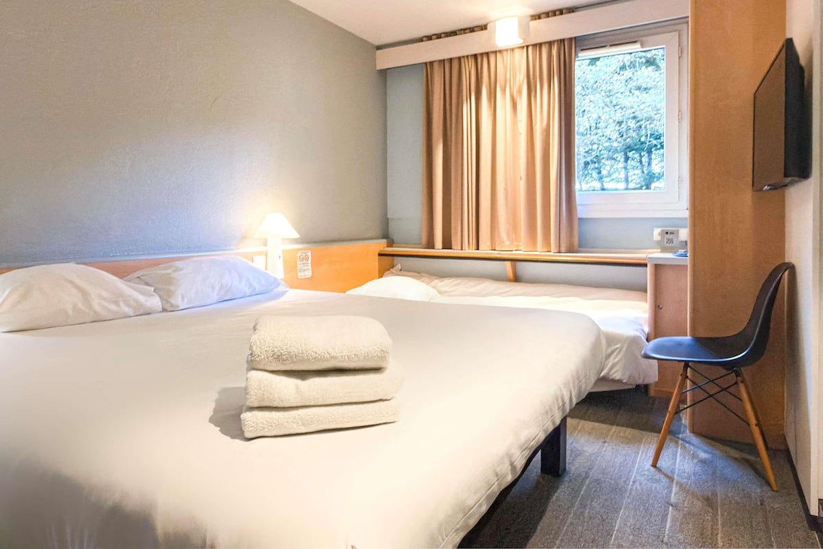 Roupas de cama premium, escrivaninha, quartos à prova de som