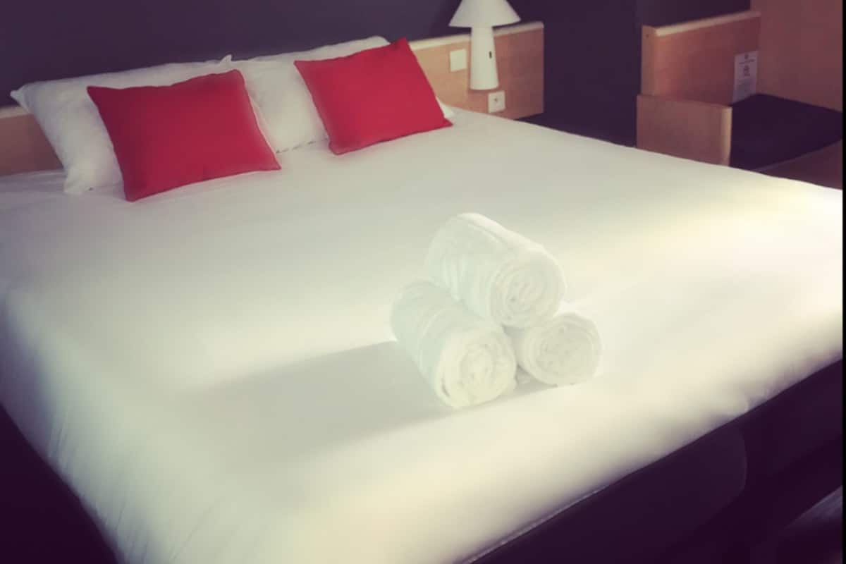 Luxe beddengoed, een bureau, geluiddichte muren