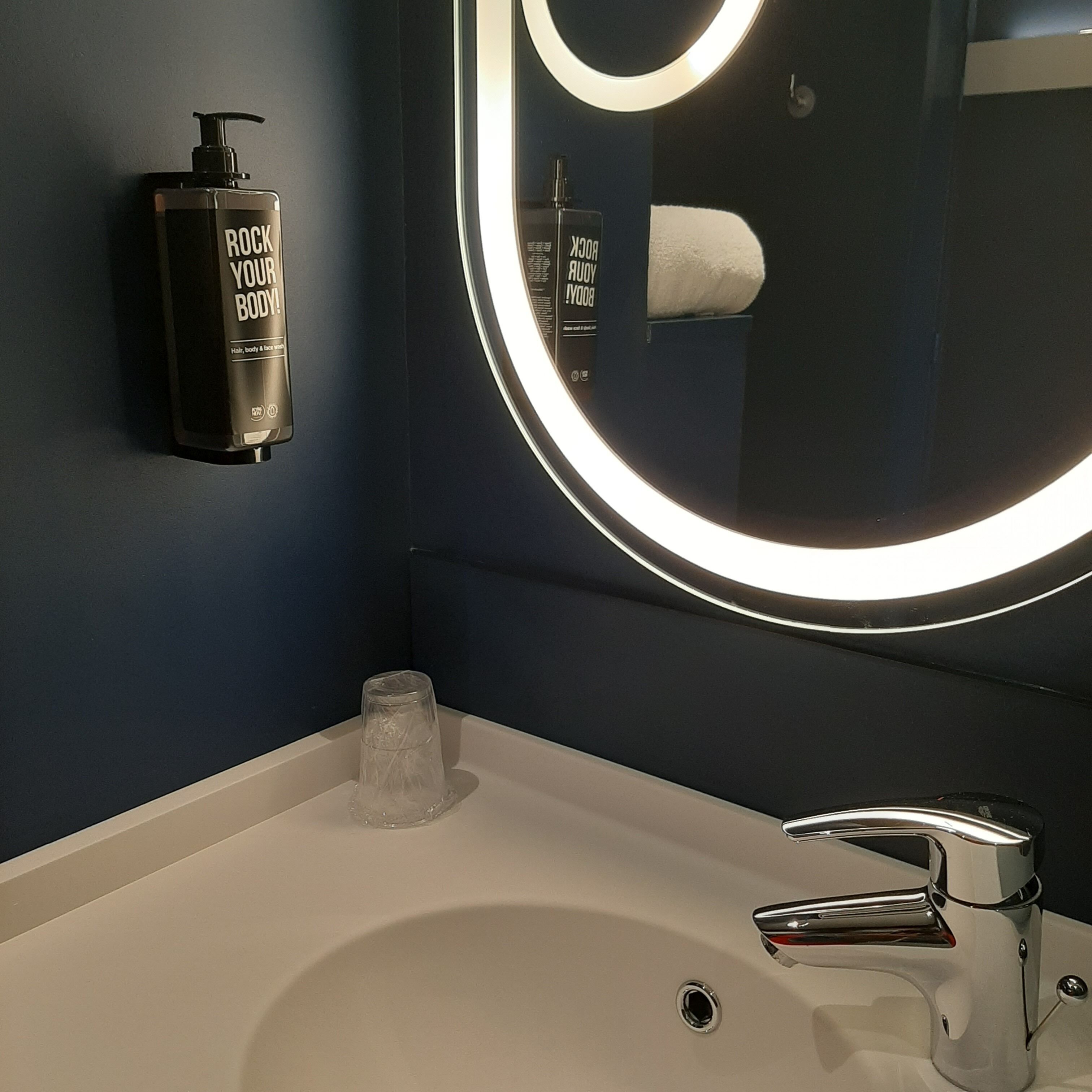 standard room, 1 double bed | bathroom | shower, eco-friendly toiletries, hair dryer, towels