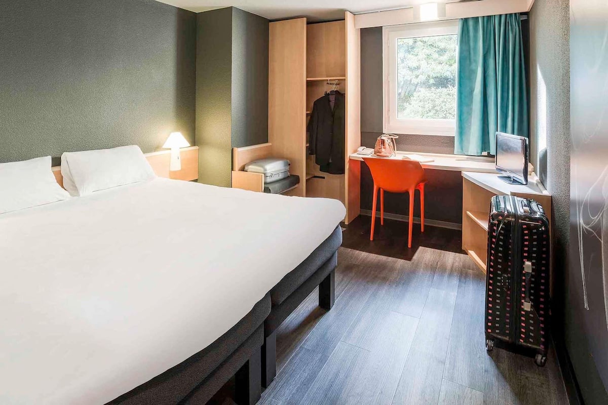 Hochwertige Bettwaren, Schreibtisch, schallisolierte Zimmer