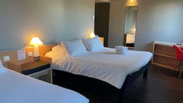 Kamer, Meerdere bedden | Luxe beddengoed, een bureau, geluiddichte muren