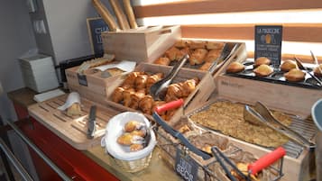Petit déjeuner buffet (11.90 EUR par personne)