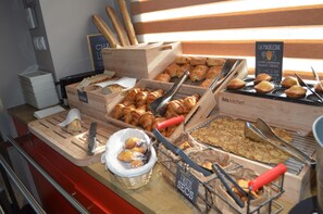Desayuno buffet (EUR 11.90 por persona) 