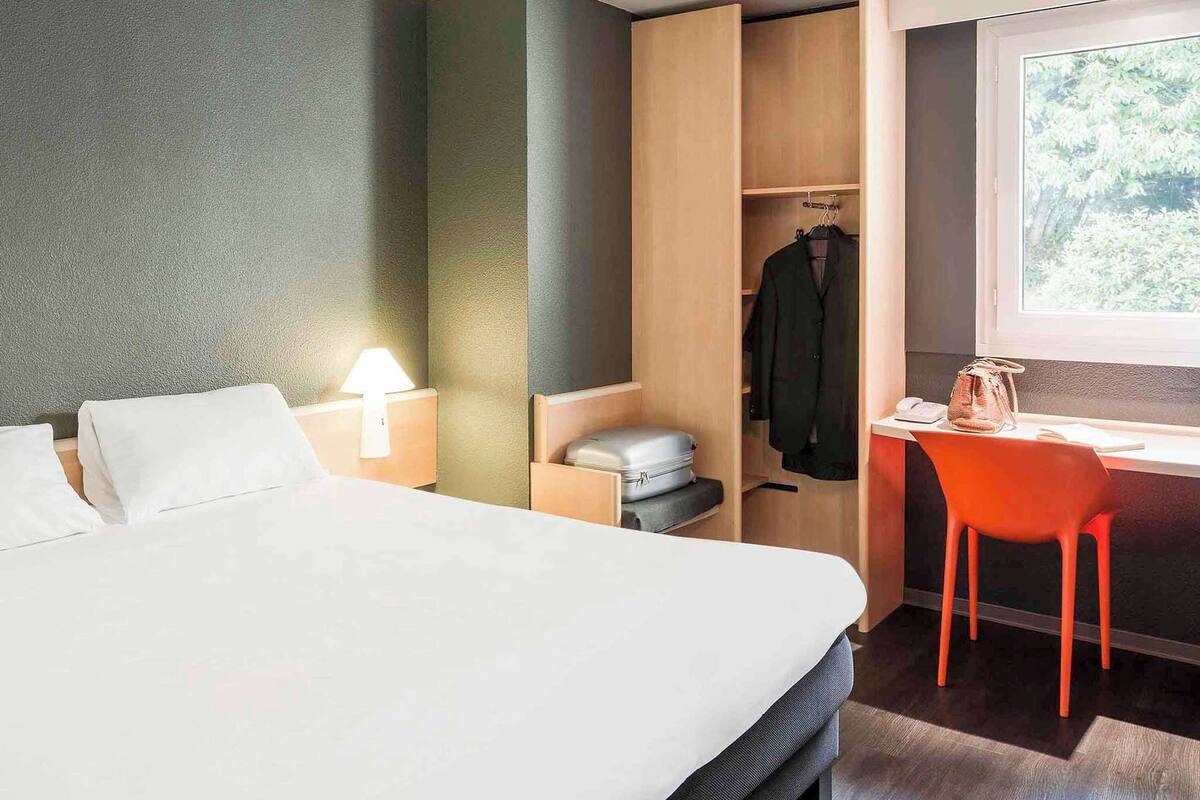 Hochwertige Bettwaren, Schreibtisch, schallisolierte Zimmer
