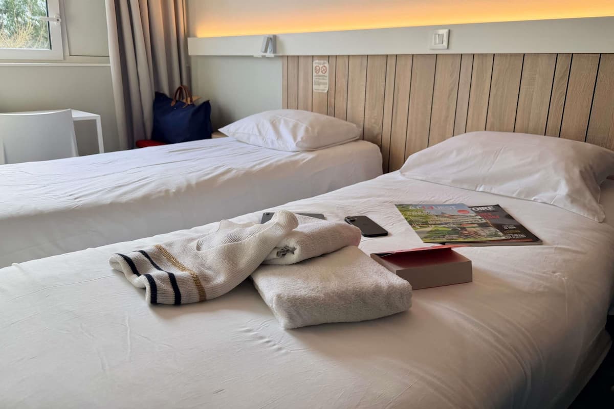 Room, 2 Twin Beds | Premium bedding, desk, soundproofing, iron/ironing board