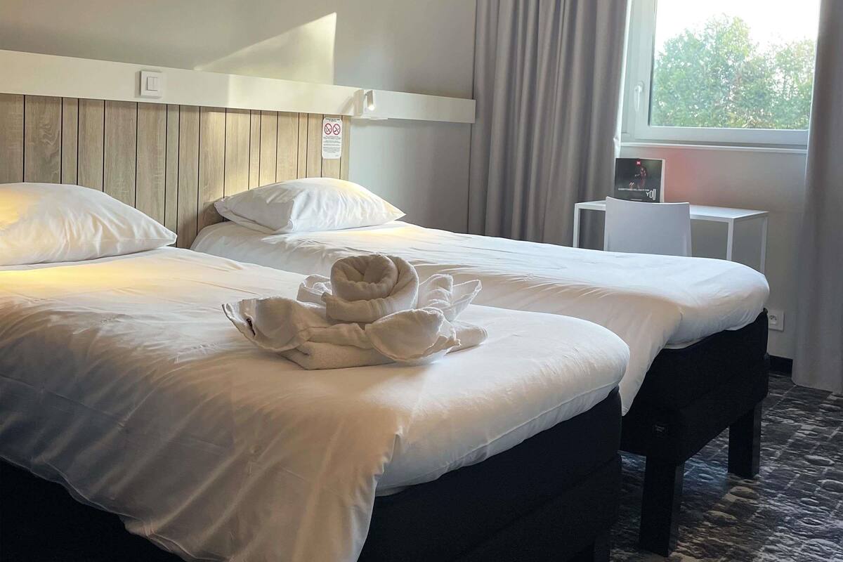 Habitación, 2 camas individuales | Ropa de cama de alta calidad, escritorio, sistema de insonorización