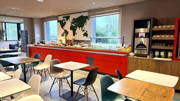 Frukostbuffé varje dag (EUR 12.90 per person)