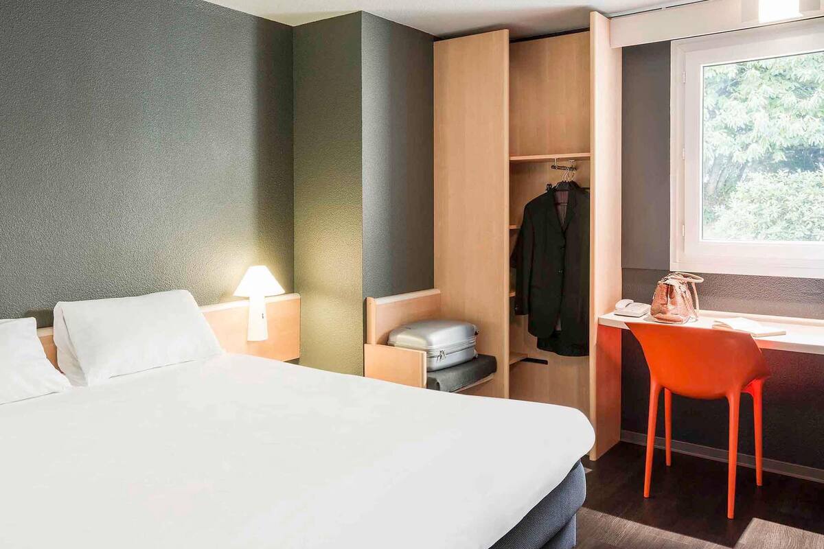 Premium bedding, desk, soundproofing, iron/ironing board