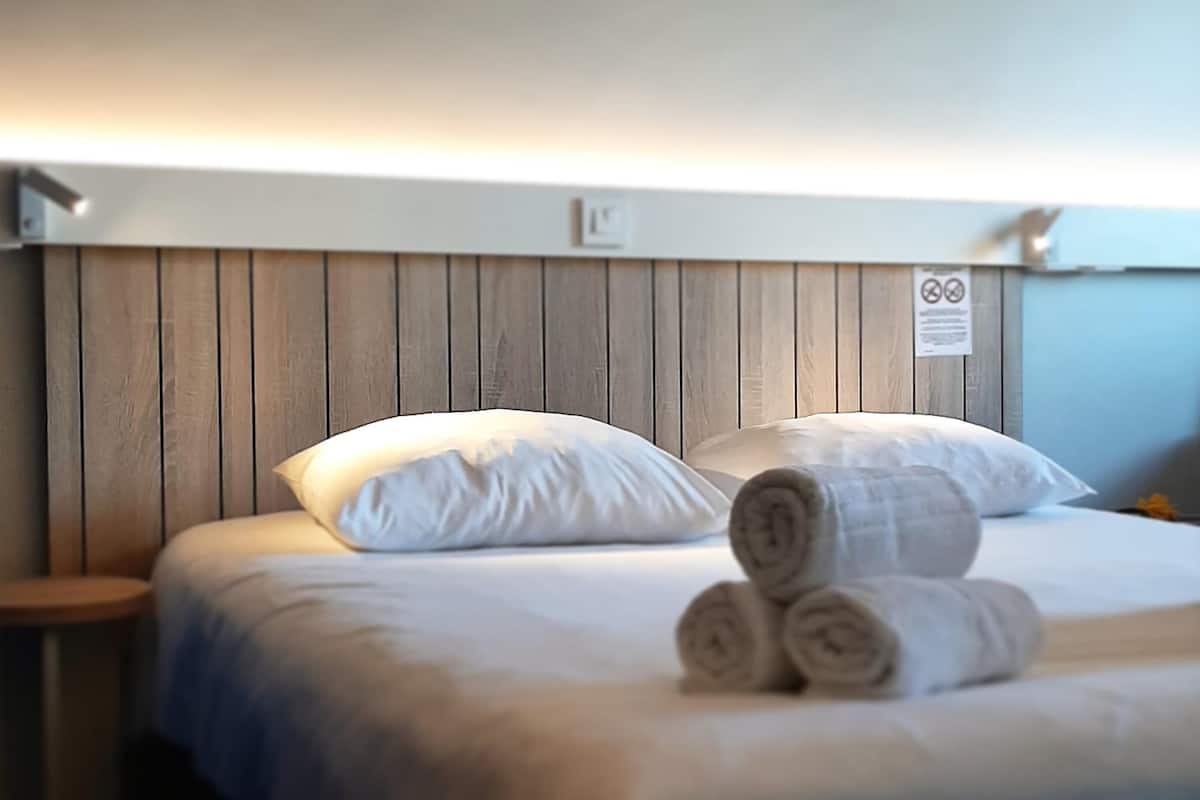 Quarto standard, 1 cama de casal | Roupas de cama premium, escrivaninha, quartos à prova de som