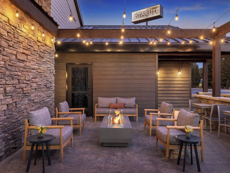 Serveert ontbijt en diner, Amerikaanse gerechten