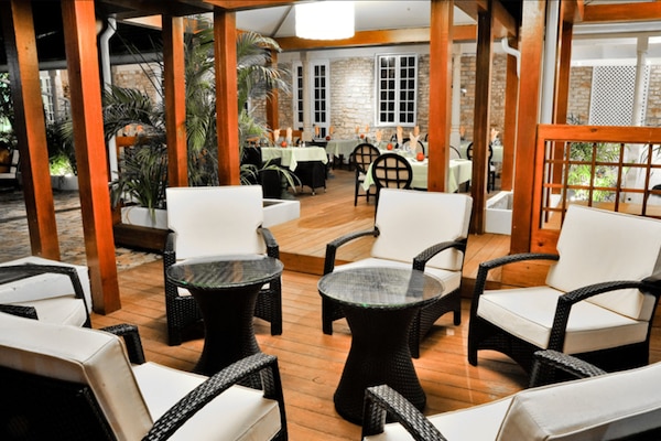 Se sirven desayunos, comidas y cocina caribeña con vista al jardín