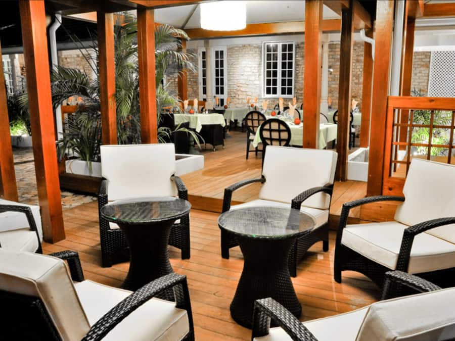 Frukost och lunch serveras, med utsikt mot trädgården