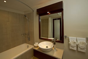 Combined shower/bathtub, deep-soaking bathtub, hydromassage showerhead