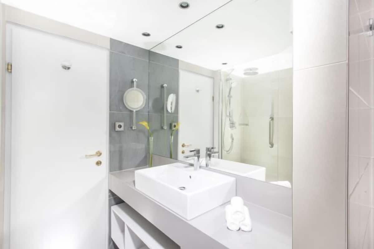 Bathroom | Free toiletries, hair dryer, towels