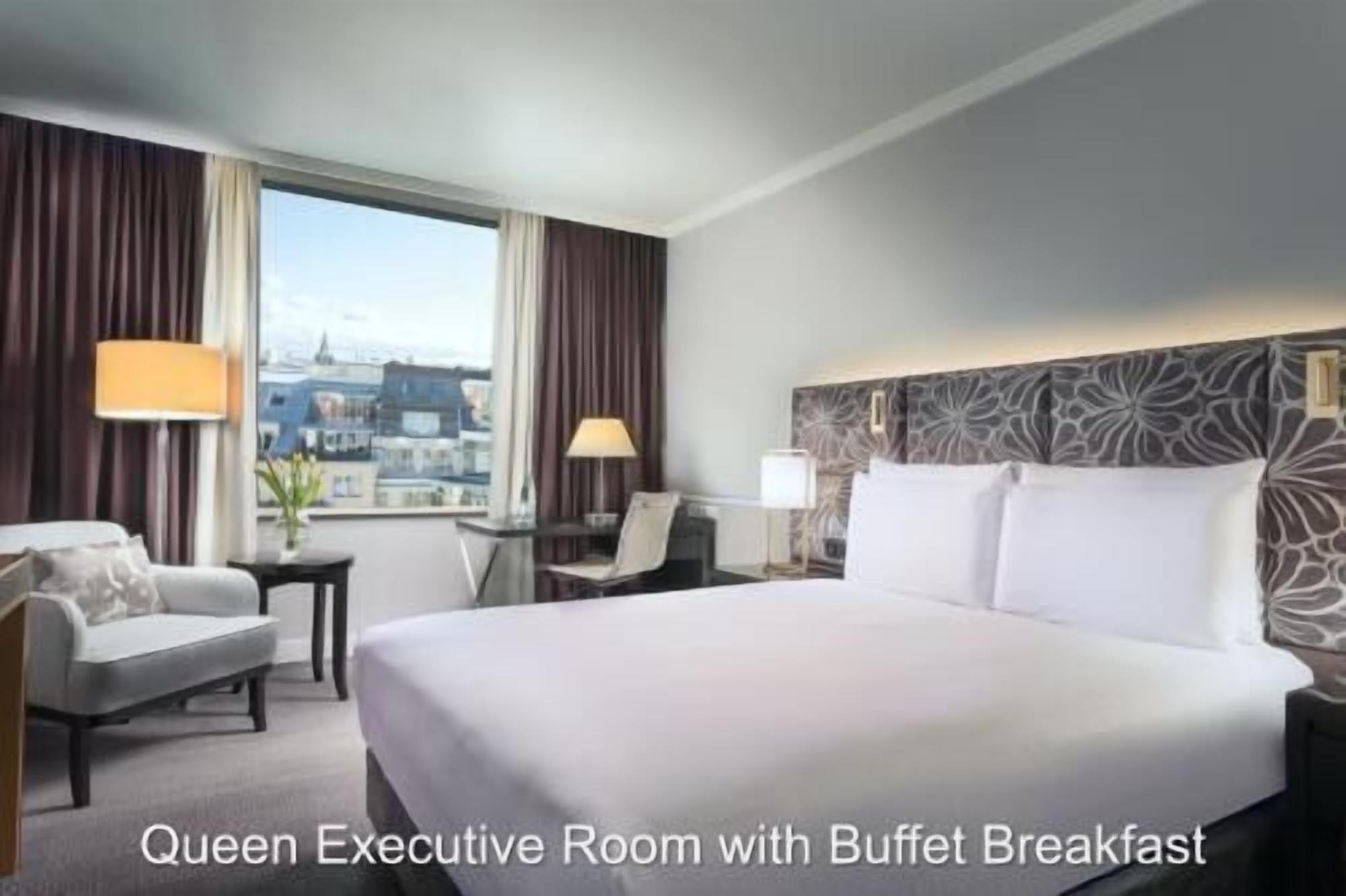 Hypo-allergenic bedding, minibar, in-room safe, desk