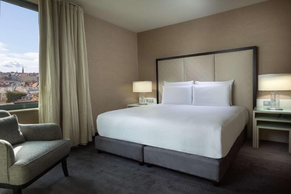 Hypo-allergenic bedding, minibar, in-room safe, desk