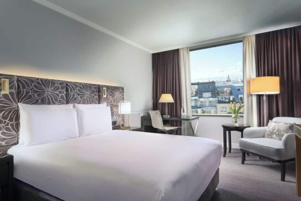 1 bedroom, hypo-allergenic bedding, minibar, in-room safe