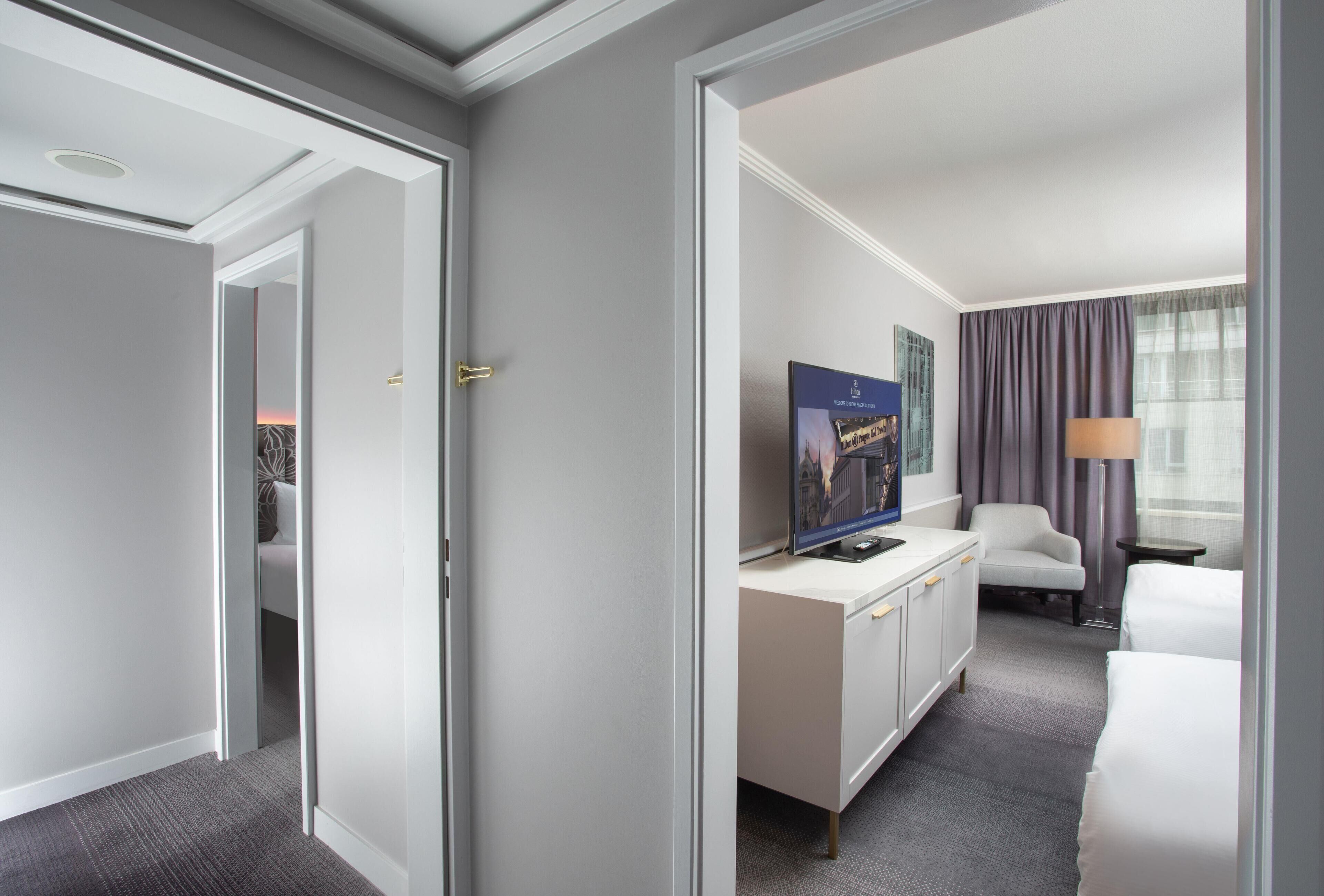 ห้องแฟมิลี่, เตียงคิงไซส์ 1 เตียง (Connecting Rooms) | เครื่องนอนป้องกันสารก่อภูมิแพ้, มินิบาร์, ตู้นิรภัยในห้องพัก, โต๊ะทำงาน