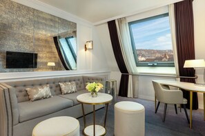 ห้องเอ็กเซกคิวทีฟสวีท, เตียงคิงไซส์ 1 เตียง | เครื่องนอนป้องกันสารก่อภูมิแพ้, มินิบาร์, ตู้นิรภัยในห้องพัก, โต๊ะทำงาน