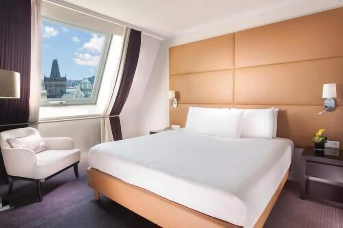 Hypo-allergenic bedding, minibar, in-room safe, desk