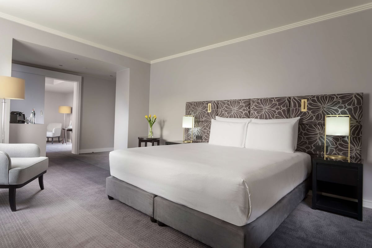 Family Suite, 1 King Bed | 1 bedroom, hypo-allergenic bedding, minibar, in-room safe