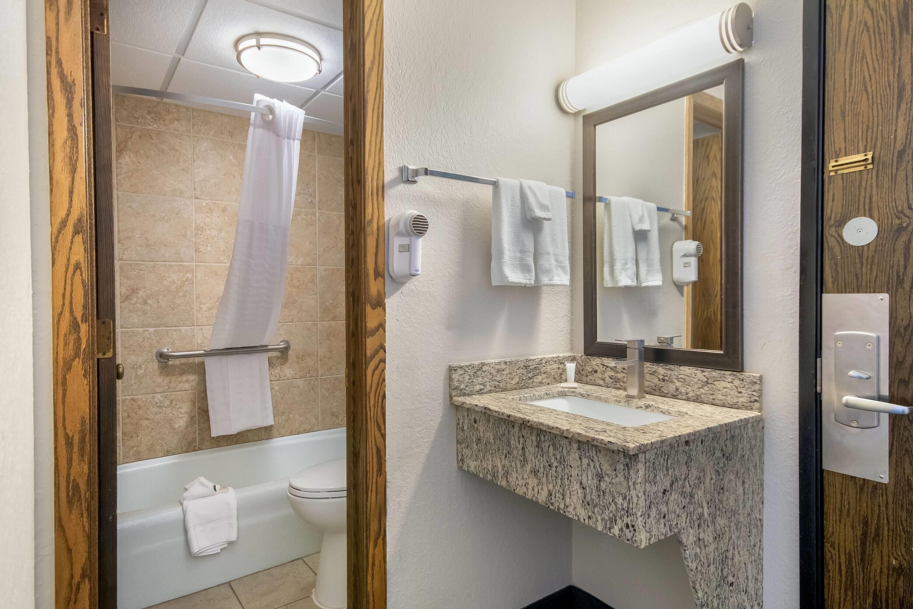 Bañera con ducha, artículos de tocador gratuitos, secador de pelo