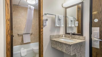 Combined shower/bathtub, free toiletries, hair dryer, towels