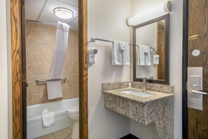Duschwanne, kostenlose Toilettenartikel, Haartrockner, Handtücher