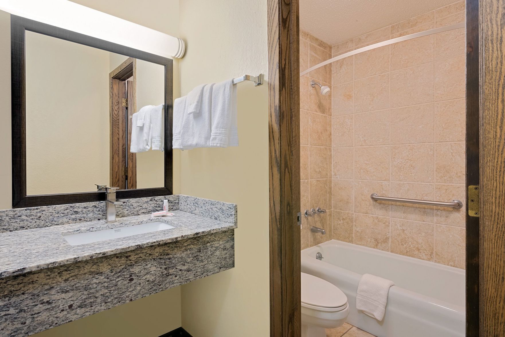 Bathroom | Combined shower/tub, free toiletries, hair dryer, towels