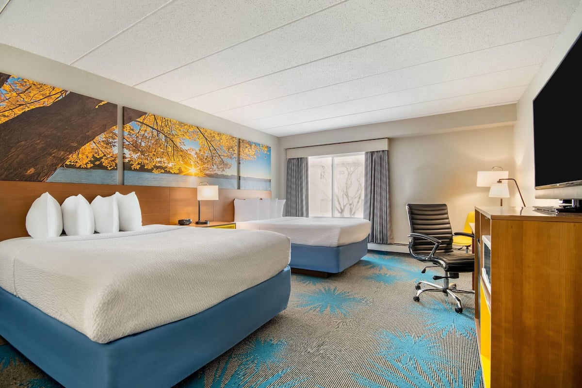 Habitación estándar, 2 camas Queen size | Caja de seguridad en la habitación y escritorio