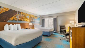 Rom – standard, 2 queensize-senger | Safe på rommet, skrivebord og skrivebord for bærbar PC