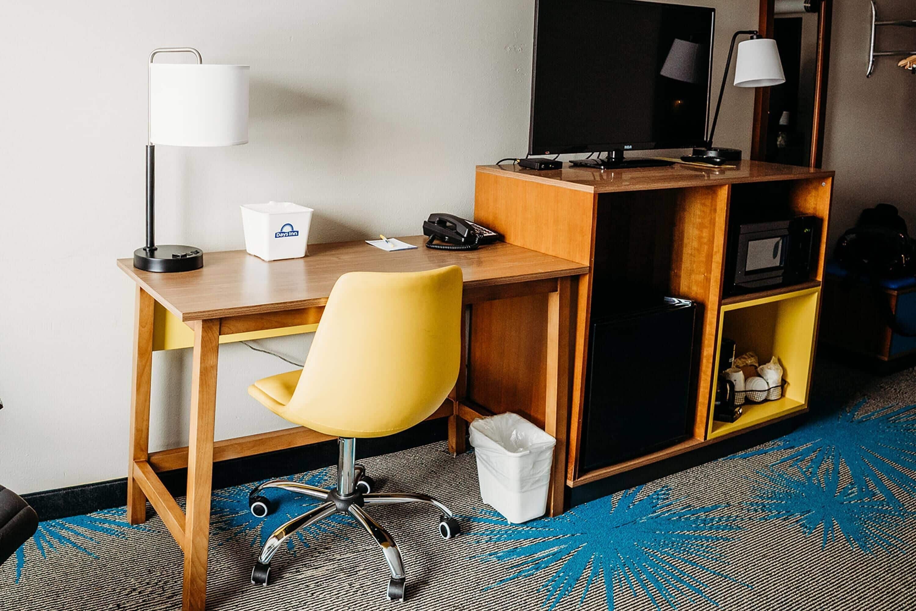 Een kluis op de kamer, een bureau, een laptopwerkplek