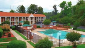 Outdoor pool - Rodeway Inn Forsyth near GA Public Safety Training Center (Forsyth)