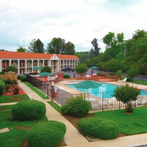 Outdoor pool - Rodeway Inn Forsyth near GA Public Safety Training Center (Forsyth)