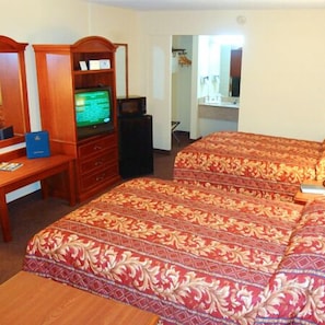 Iron/ironing board, cribs/infant beds, rollaway beds, free WiFi - Rodeway Inn Forsyth near GA Public Safety Training Center (Forsyth)