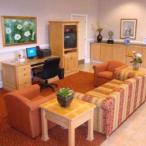 Lobby lounge - Rodeway Inn Forsyth near GA Public Safety Training Center (Forsyth)