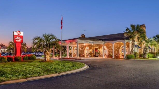 A hotel entrance with a sign reading "Best Western PLISS."